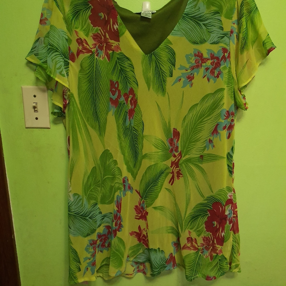 Wimen plus size floral top shear overlay